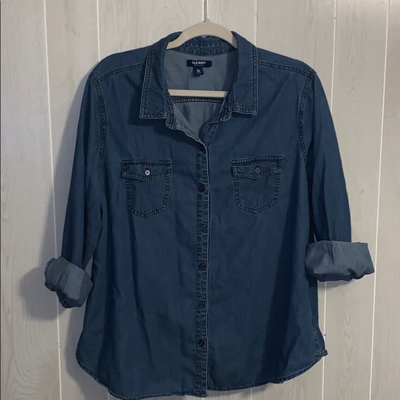 Old Navy Tops - 📦 Moving Sale! 📦 Old Navy chambray button down